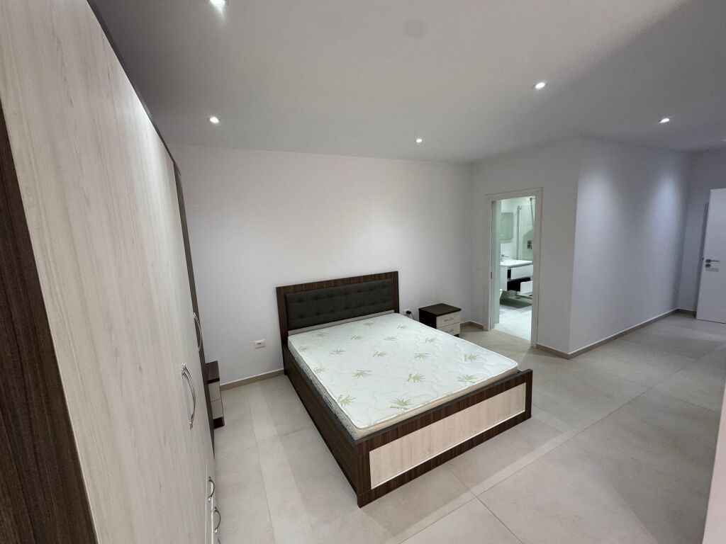 🏡 Apartment 2+1+2 for rent 📍 21 Dhjetori, near Joena Supermarket  ▪️ Area: 115 m² ▪️ 5th floor with elevator ▪️ Layout: living room + kitchen, 2 bedrooms, 2 bathrooms ▪️ Spacious apartment suitable for family or couple  💶 Price: 850 euro/month