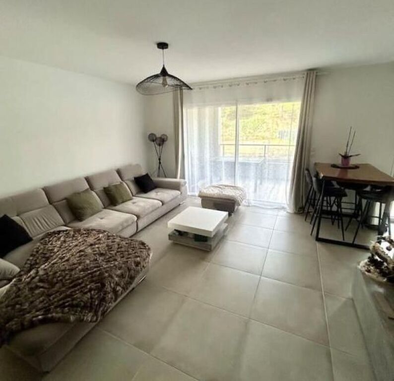 21-dhjetori, jepet me qera apartament 2+1 i mobiluar.