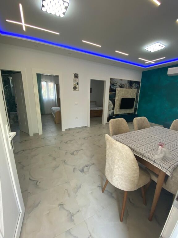Jepet me Qira Apartament 2+1 – Kati i parë i një Vile Lagjja 17 Durres