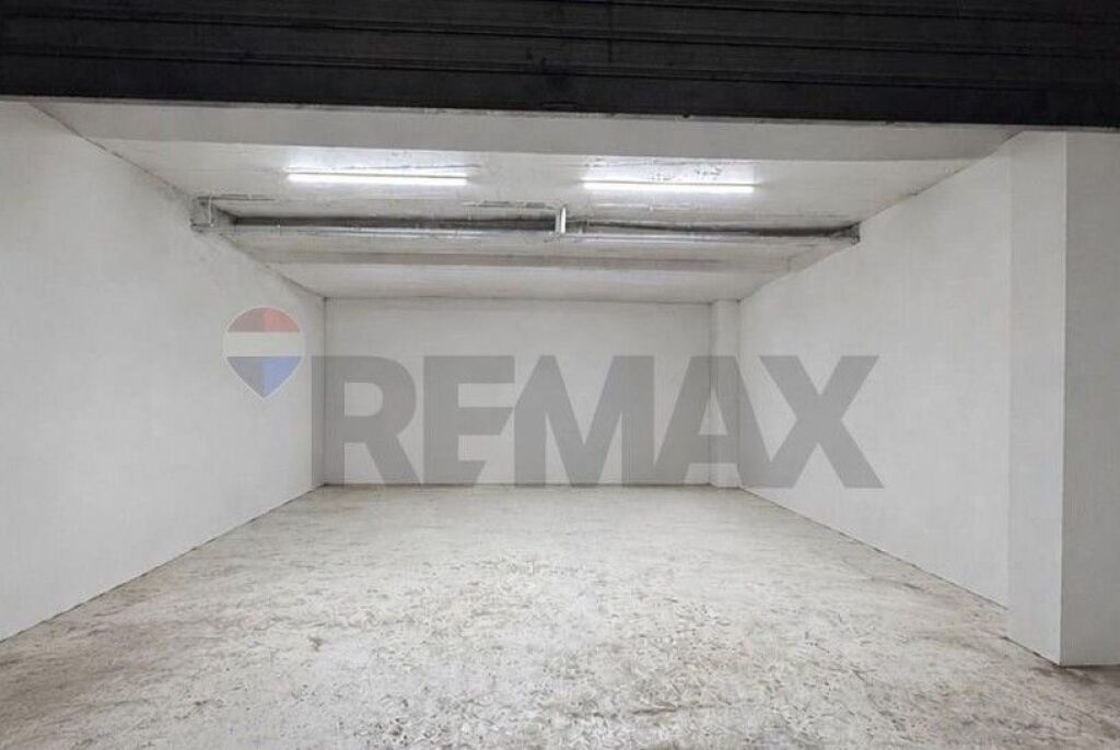 SHITET, GARAZH , KINOSTUDIO, TIRANA  ID:530581011-17