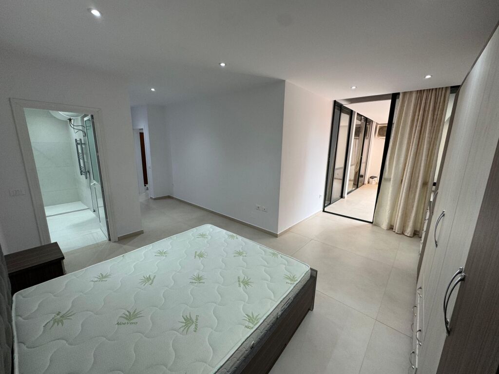 🏡 Apartment 2+1+2 for rent 📍 21 Dhjetori, near Joena Supermarket  ▪️ Area: 115 m² ▪️ 5th floor with elevator ▪️ Layout: living room + kitchen, 2 bedrooms, 2 bathrooms ▪️ Spacious apartment suitable for family or couple  💶 Price: 850 euro/month