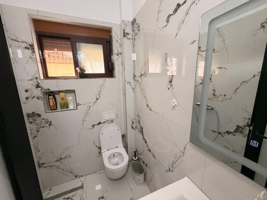 🏡 Apartament 1+1 me Qira në Shkëmbin e Kavajës – Vetëm 50 Metra nga Deti 🌊