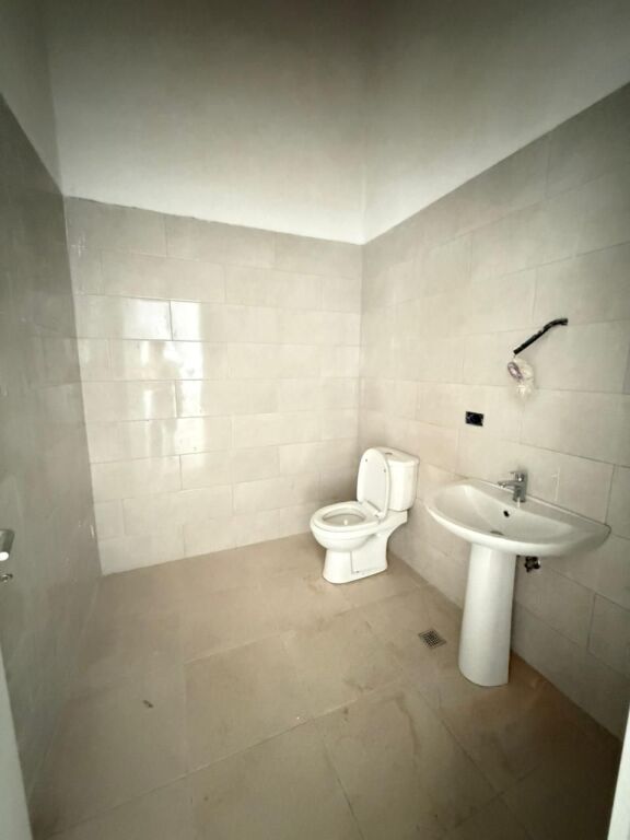 Negozio In Affitto Vicino Al Lago Secco (ID BD21912) Tirana