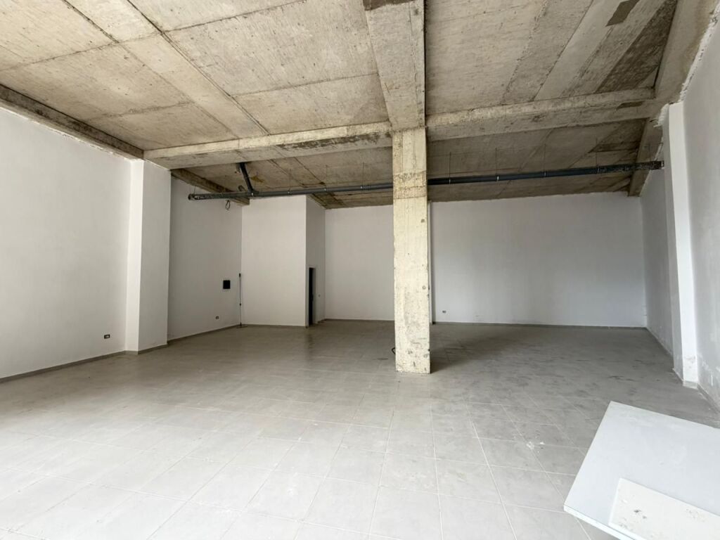 Negozio In Affitto Vicino Al Lago Secco (ID BD21912) Tirana