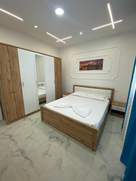 Jepet me Qira Apartament 2+1 – Kati i parë i një Vile Lagjja 17 Durres