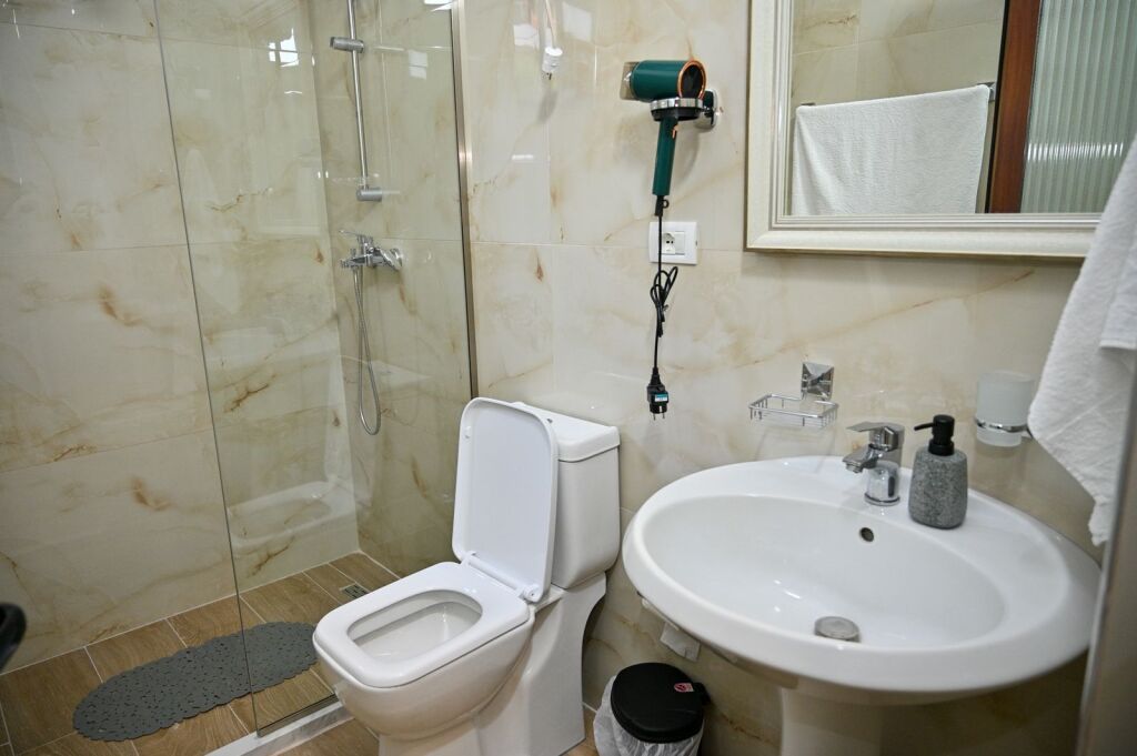 Durres, Affittasi 2 monolocali Luce e Acqua pagate vicino a Spar Via Pavaresia Palazh Durres.