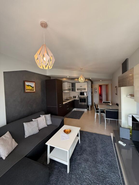 Apartament 2+1 Me Qira pamje deti + post parkimi në Plazh, Durres