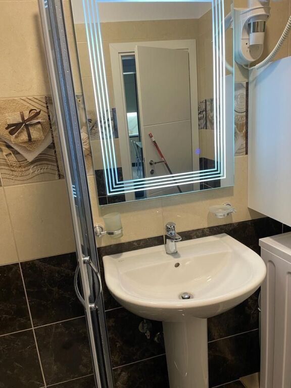 Kerkoj nje vajze per ndarje qeraje- apartament 1+1- Rruga e Kavajes- Tirane