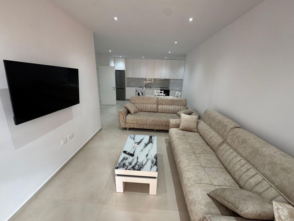 🏡 Apartment 2+1+2 for rent 📍 21 Dhjetori, near Joena Supermarket  ▪️ Area: 115 m² ▪️ 5th floor with elevator ▪️ Layout: living room + kitchen, 2 bedrooms, 2 bathrooms ▪️ Spacious apartment suitable for family or couple  💶 Price: 850 euro/month