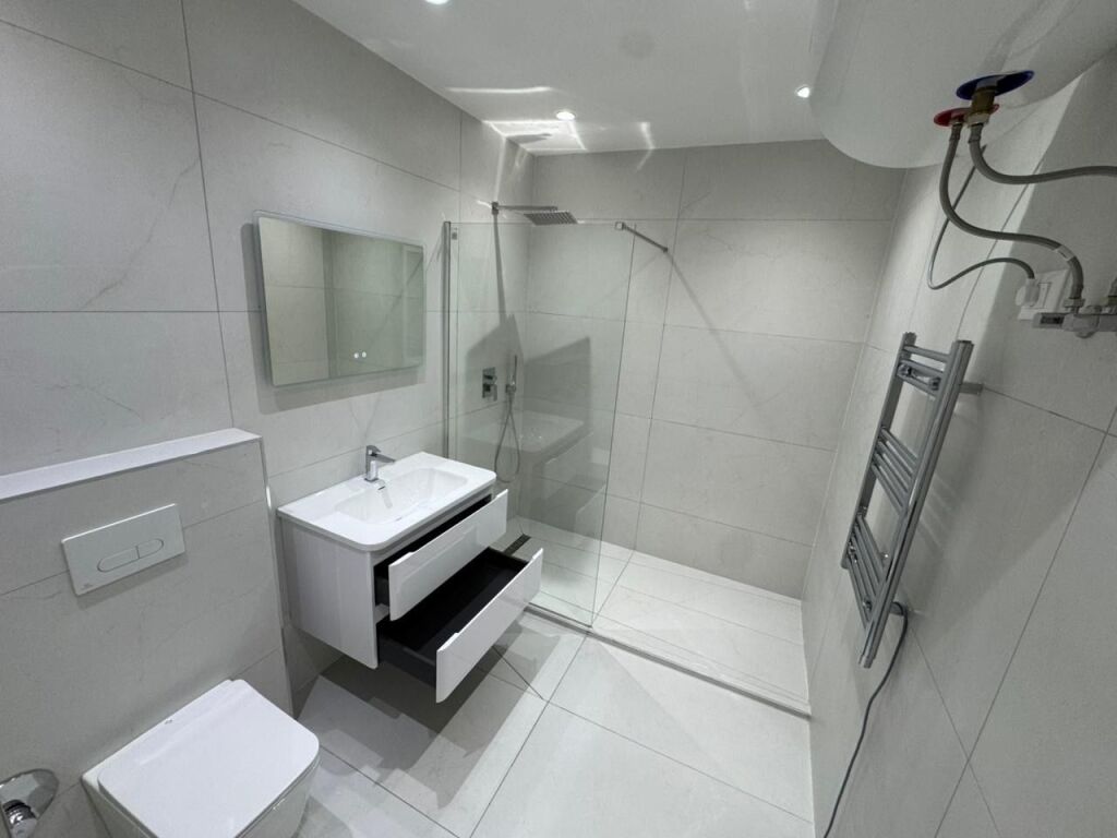 🏡 Apartment 2+1+2 for rent 📍 21 Dhjetori, near Joena Supermarket  ▪️ Area: 115 m² ▪️ 5th floor with elevator ▪️ Layout: living room + kitchen, 2 bedrooms, 2 bathrooms ▪️ Spacious apartment suitable for family or couple  💶 Price: 850 euro/month