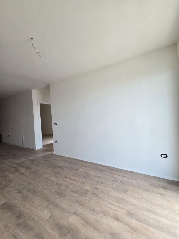 Shitet apartament tek Fusha Aviacionit