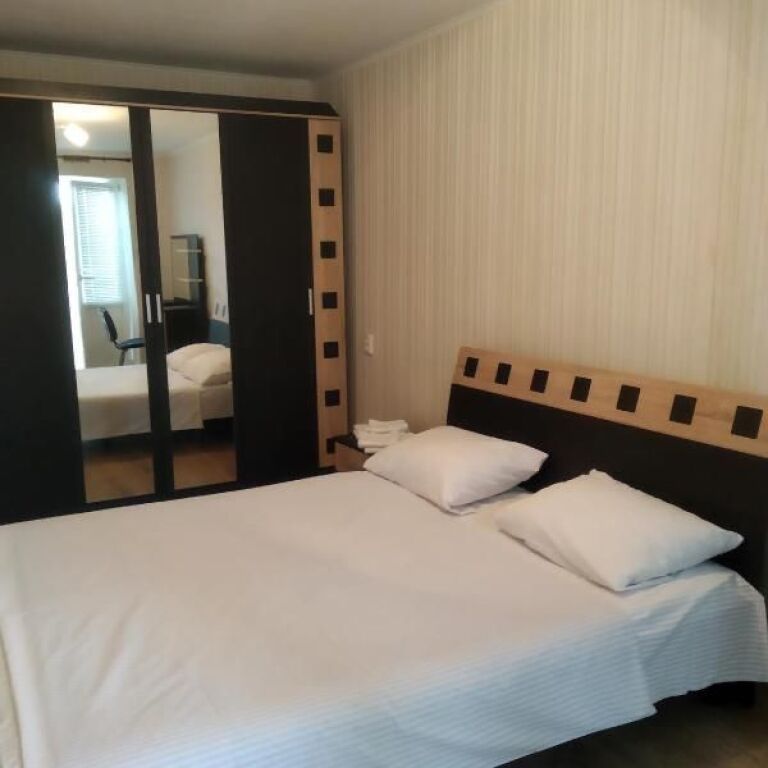21-dhjetori, jepet me qera apartament 2+1 i mobiluar.