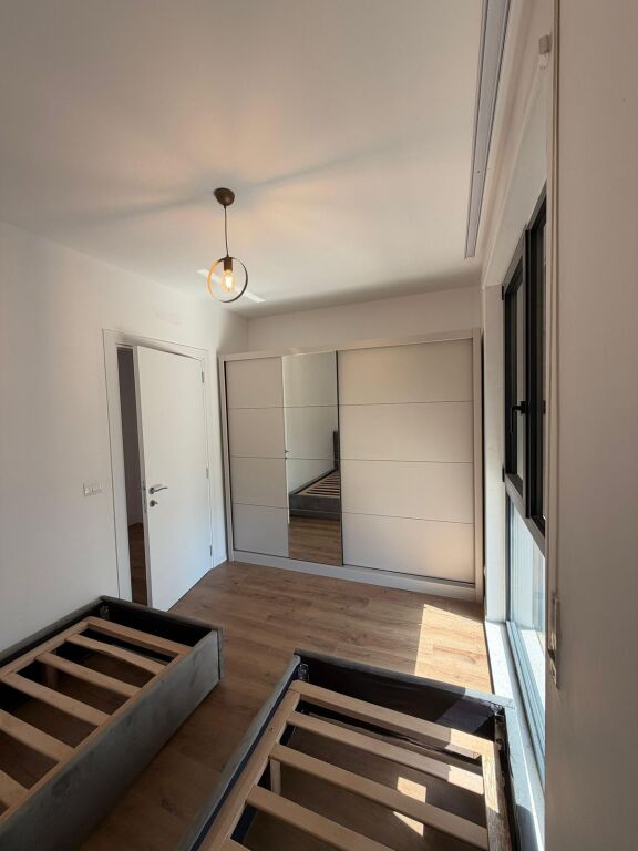 Prane CASA ITALIA HERA PARE QE JEPET ME QIRA Jepet apartament 2+1 super i bollshëm dhe i kuruar në çdo detaj. Gjithçka e re dhe e papërdorur