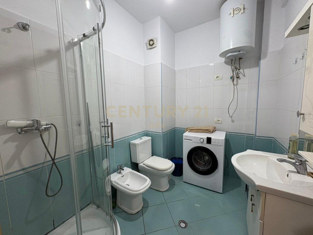 Jepet me qera apartament 1+1 pranë Rrotullimit në Astir!