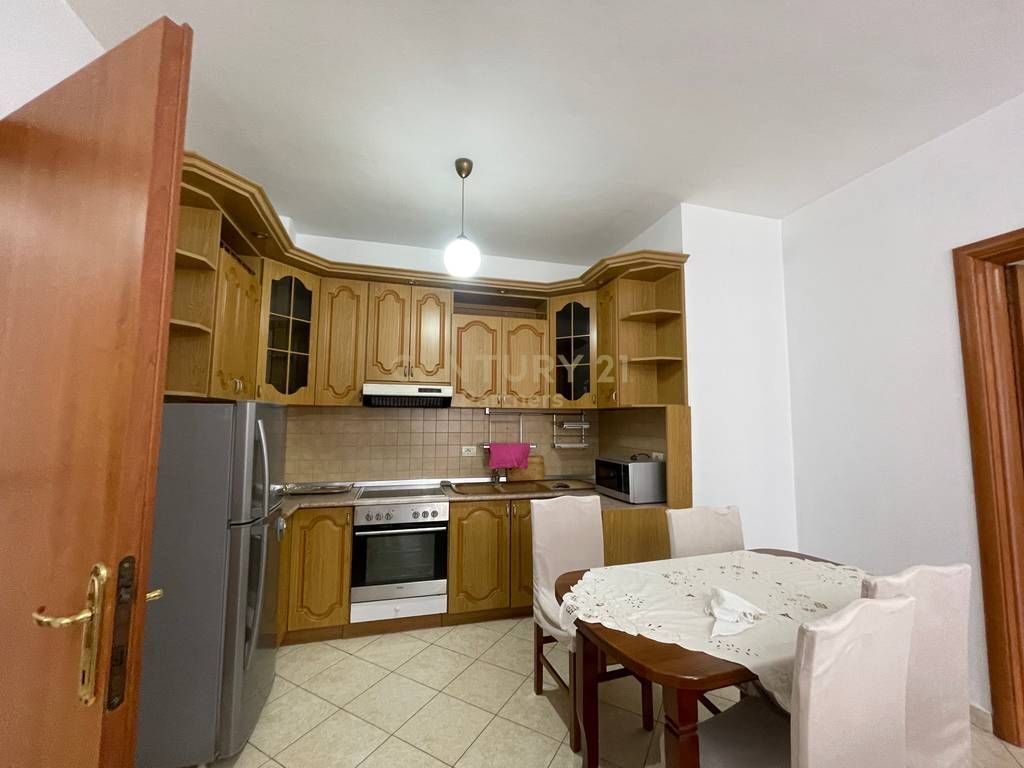 JEPET ME QIRA APARTAMENT 3+1+2 Rruga Panorama -Prane Don Bosko 700 €