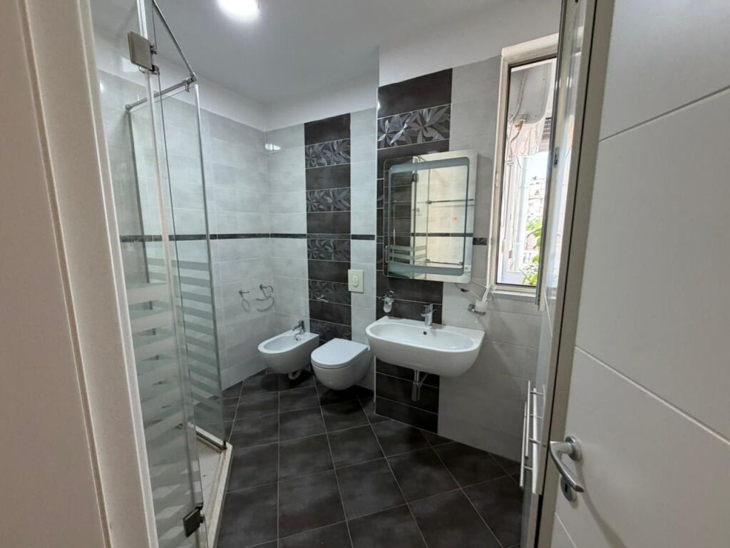 🏢Dopo 9 piani, si affitta appartamento 3+1+2, arredato, 120.000 Lek