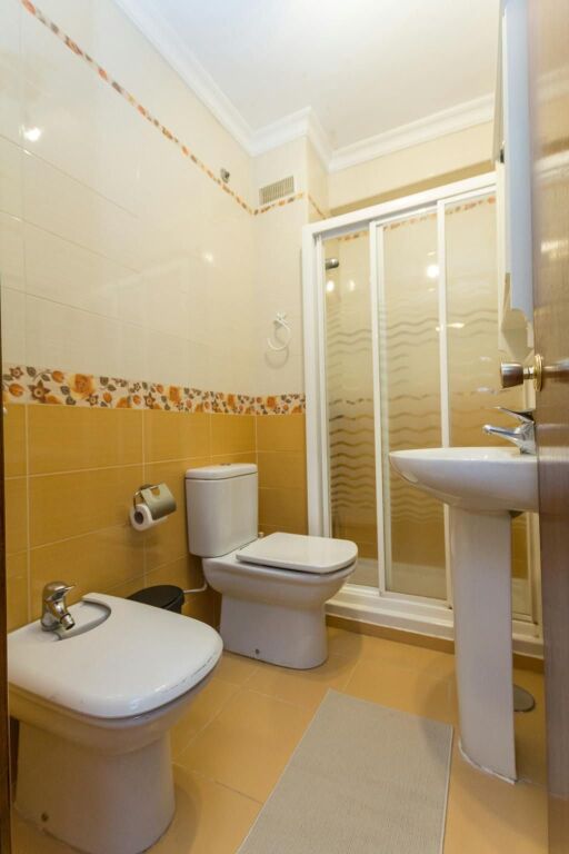 21-dhjetori, jepet me qera apartament 2+1 i mobiluar.