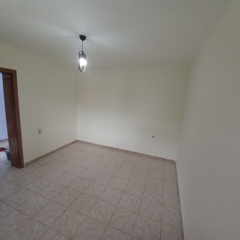 Affitto | Shtëpi private 2 + 1 | Kombinat | 260 €/mese