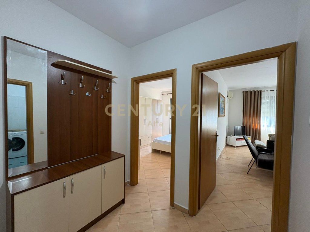 Jepet me qera apartament 1+1 pranë Rrotullimit në Astir!