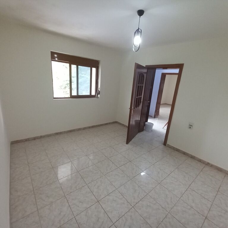 Affitto | Shtëpi private 2 + 1 | Kombinat | 260 €/mese