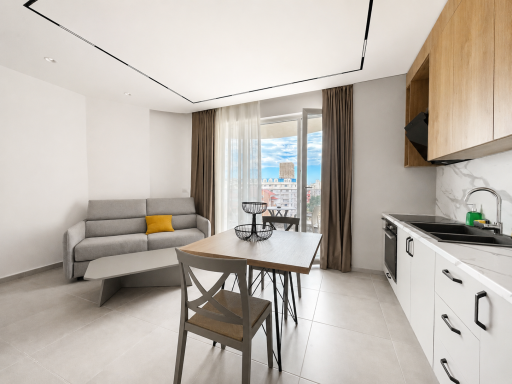 Shitet Apartament 2+1 i Mobiluar me Pamje Deti - Golem