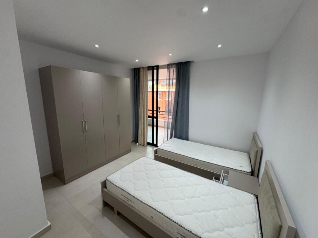 🏡 Apartment 2+1+2 for rent 📍 21 Dhjetori, near Joena Supermarket  ▪️ Area: 115 m² ▪️ 5th floor with elevator ▪️ Layout: living room + kitchen, 2 bedrooms, 2 bathrooms ▪️ Spacious apartment suitable for family or couple  💶 Price: 850 euro/month