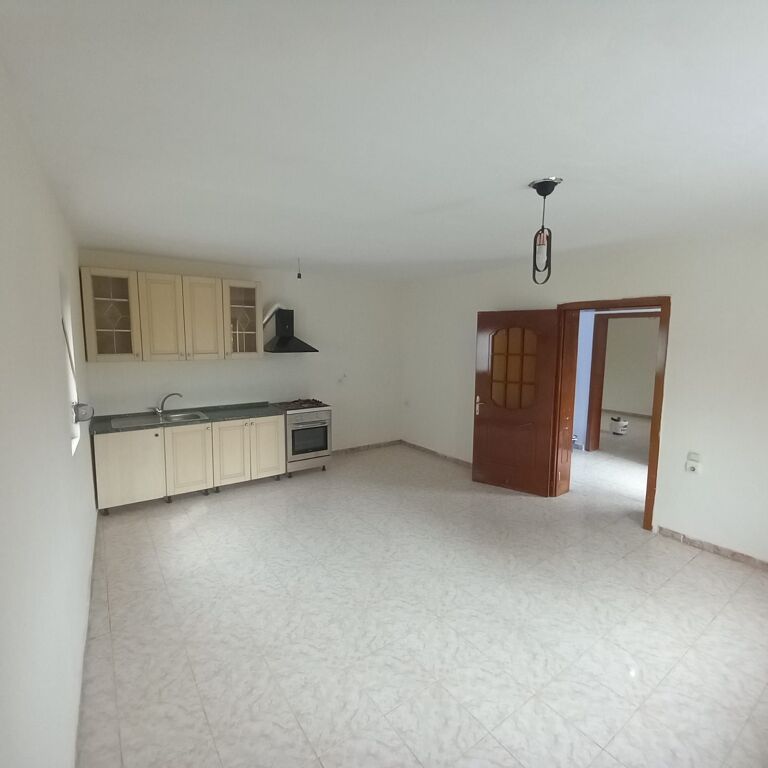 Affitto | Shtëpi private 2 + 1 | Kombinat | 260 €/mese