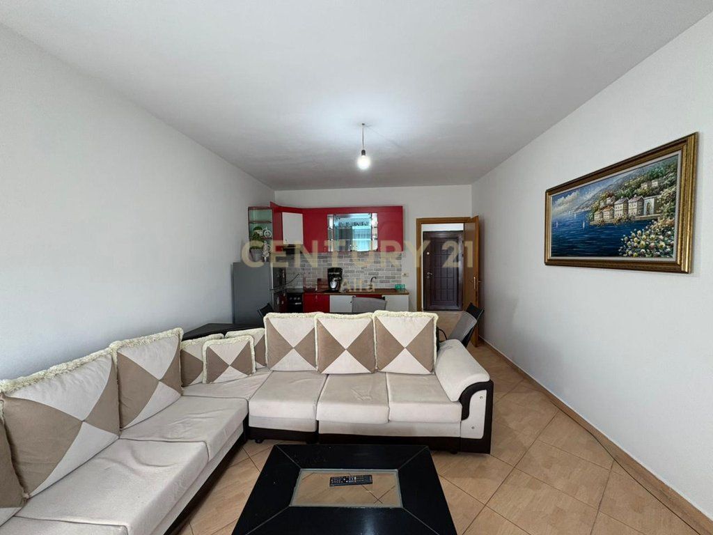 Jepet me qera apartament 1+1 pranë Rrotullimit në Astir!