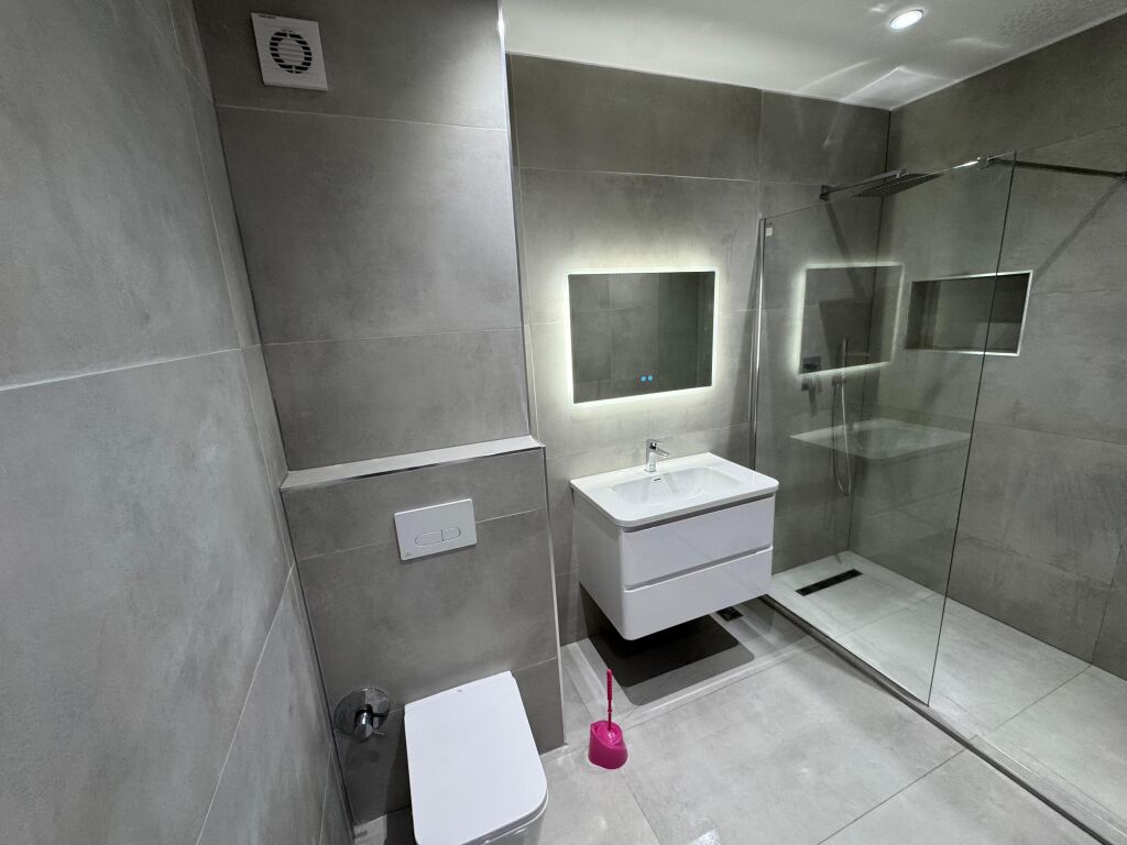 🏡 Apartment 2+1+2 for rent 📍 21 Dhjetori, near Joena Supermarket  ▪️ Area: 115 m² ▪️ 5th floor with elevator ▪️ Layout: living room + kitchen, 2 bedrooms, 2 bathrooms ▪️ Spacious apartment suitable for family or couple  💶 Price: 850 euro/month