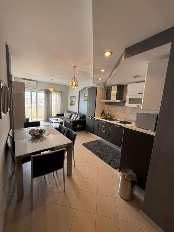 Apartament 2+1 Me Qira pamje deti + post parkimi në Plazh, Durres