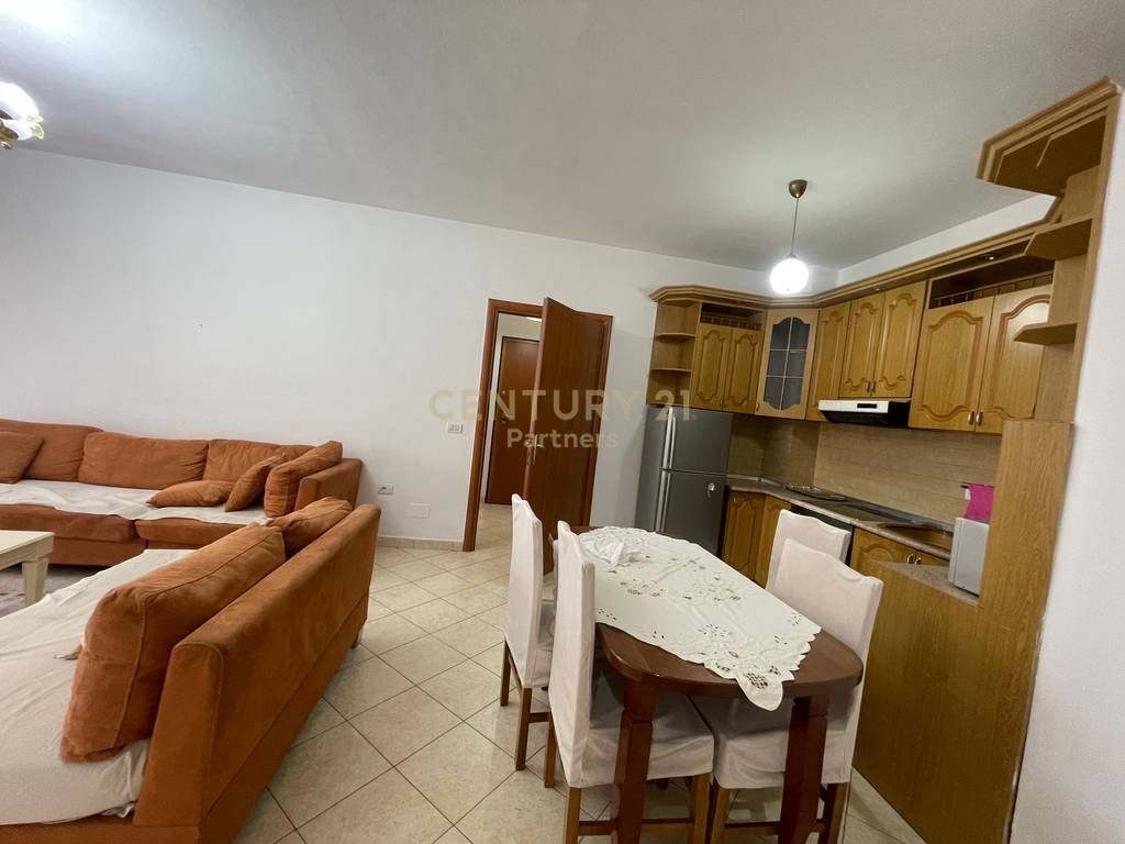 JEPET ME QIRA APARTAMENT 3+1+2 Rruga Panorama -Prane Don Bosko 700 €
