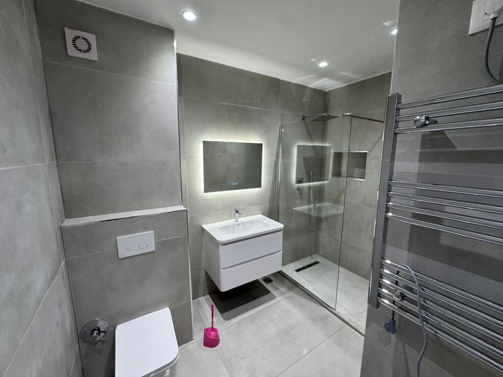 🏡 Apartment 2+1+2 for rent 📍 21 Dhjetori, near Joena Supermarket  ▪️ Area: 115 m² ▪️ 5th floor with elevator ▪️ Layout: living room + kitchen, 2 bedrooms, 2 bathrooms ▪️ Spacious apartment suitable for family or couple  💶 Price: 850 euro/month