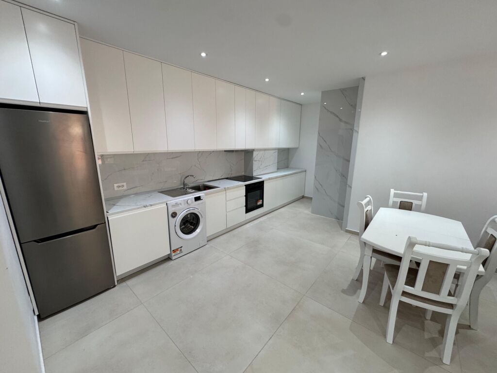 🏡 Apartment 2+1+2 for rent 📍 21 Dhjetori, near Joena Supermarket  ▪️ Area: 115 m² ▪️ 5th floor with elevator ▪️ Layout: living room + kitchen, 2 bedrooms, 2 bathrooms ▪️ Spacious apartment suitable for family or couple  💶 Price: 850 euro/month