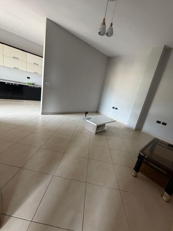 APARTAMENT ME QERA 1+1 KINOSTUDIO 55.000 LEKE FH-75282