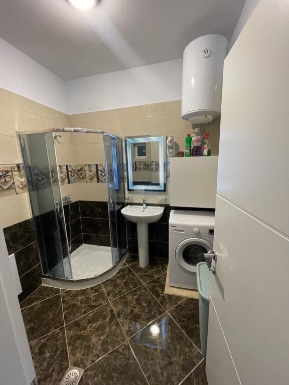 Kerkoj nje vajze per ndarje qeraje- apartament 1+1- Rruga e Kavajes- Tirane