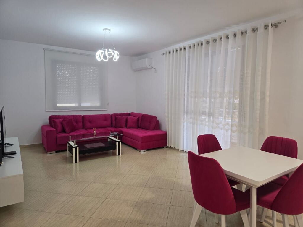 🏡✨ ME QIRA – Apartament 1+1 në Lungomare, Vlorë ✨🏡