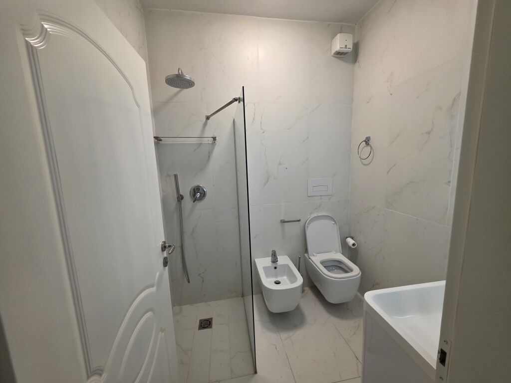 Pazari Ri Shitet Apartament 2+1+2