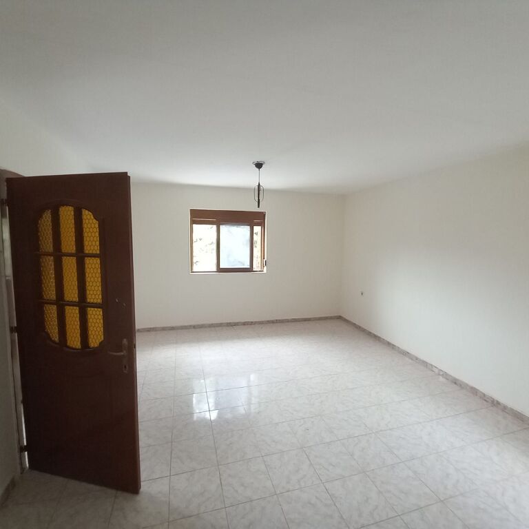 Affitto | Shtëpi private 2 + 1 | Kombinat | 260 €/mese