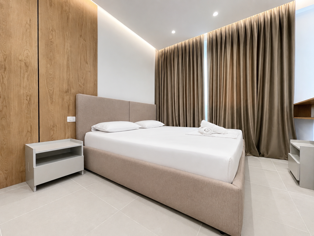 Shitet Apartament 2+1 i Mobiluar me Pamje Deti - Golem