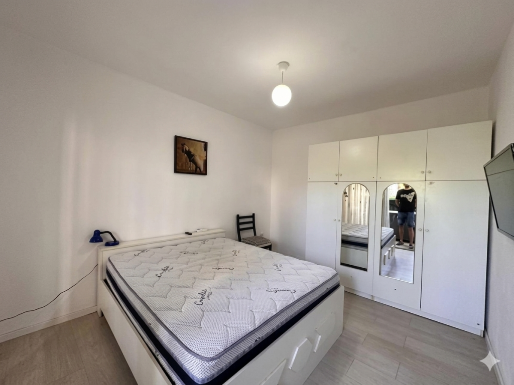 🏡 Shitet Apartament 2+1 i Mobiluar + 2 Poste Parkimi te Përfshira në Çmim – Shkozë
