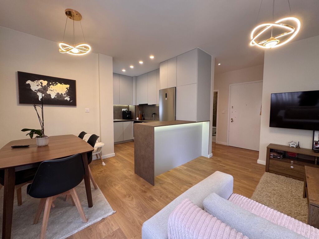 Shitet apartament 2+1 prane Liqenit te Thate pas Radisonit