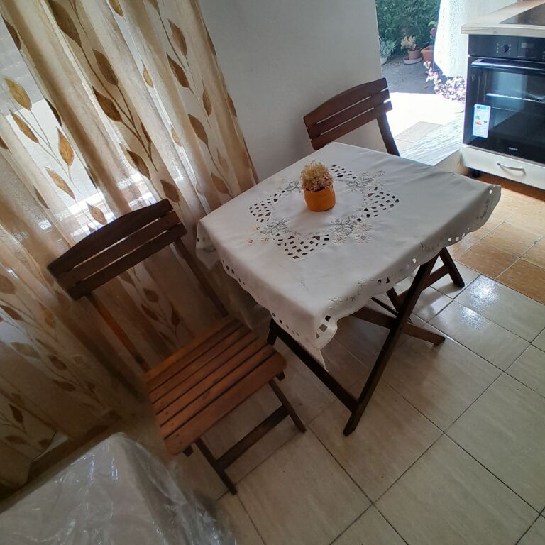 Jepet me qera nga pronari pa komision agjensie Apt 1+1+Aneks+Ballkon Kati 2, 45,000 ALL (fatura e ujit e perfshire ne qera)
