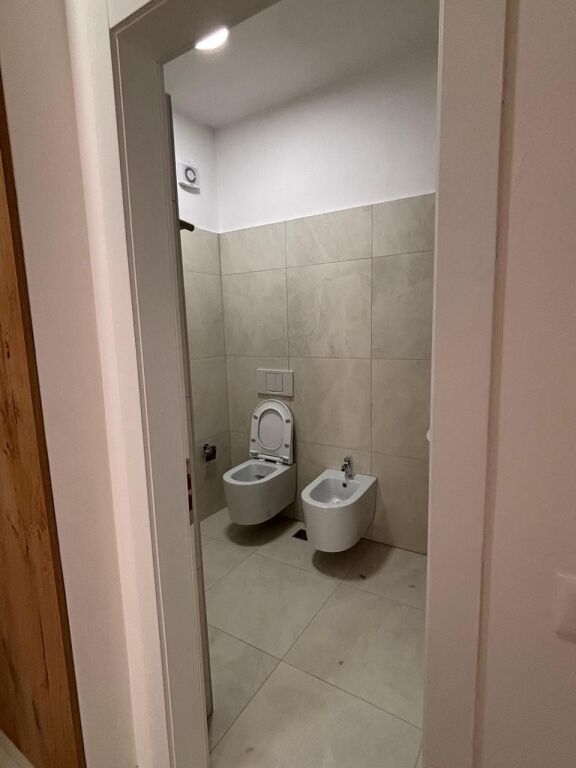 Jepet me qira 2+1 . Rruga Siri Kodra