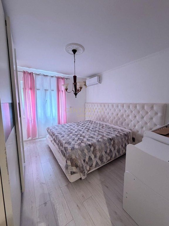 Apartament 2+1+2 per shitje tek Komuna e Parisit