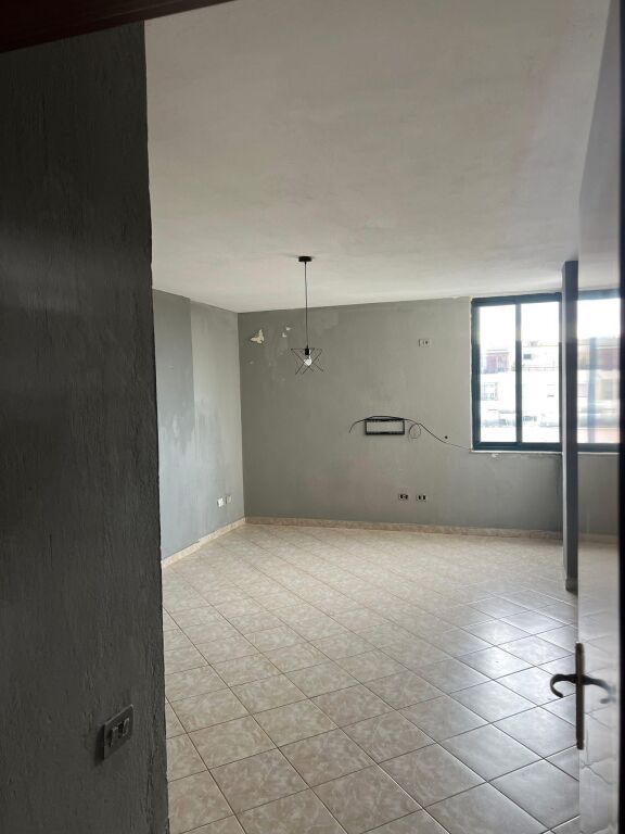 Jepet me qira Apartment 2+1+2 ballkone te Stadiumi, Durres