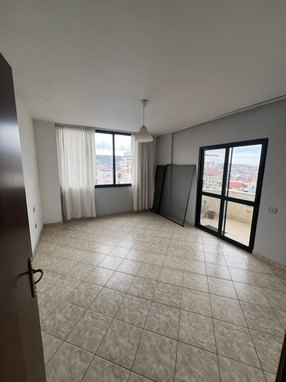 Jepet me qira Apartment 2+1+2 ballkone te Stadiumi, Durres