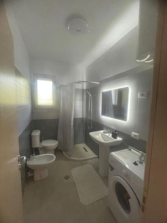 Jepet me Qira Apartment 2+1+2 tualete