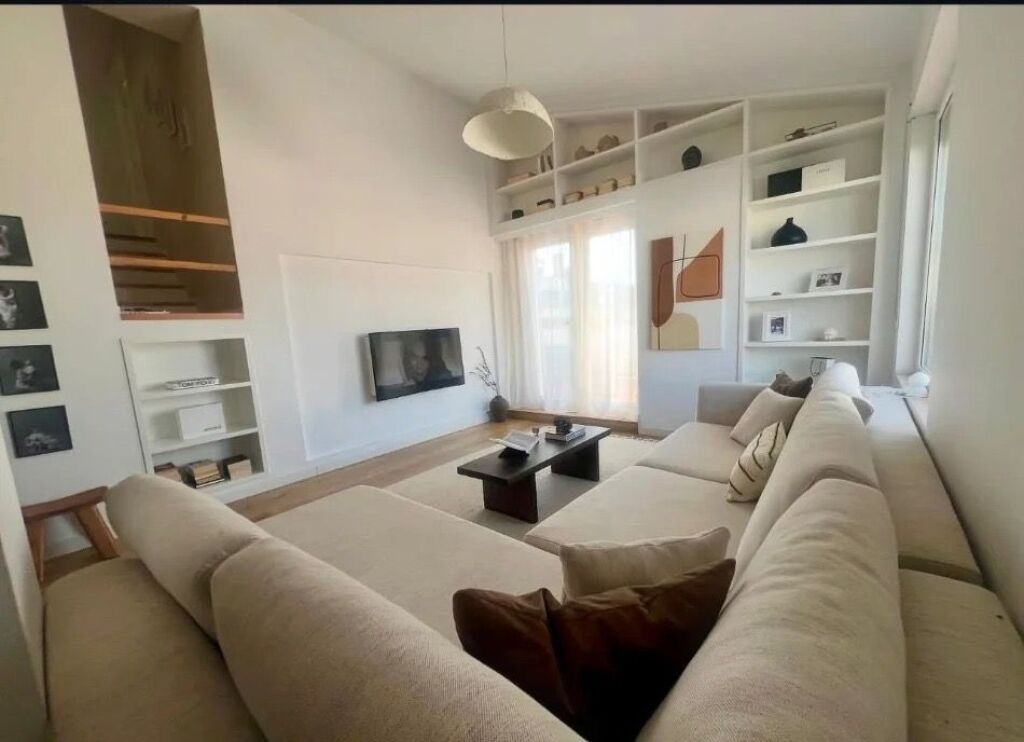 Jepet apartament Duplex luksoz  2+1+2 me qira tek Kodra e Diellit , Rruga Bill Klinton .