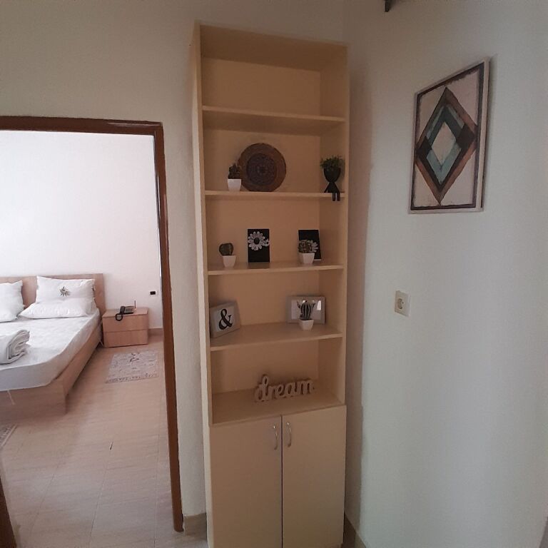 Jepet me qera nga pronari pa komision agjensie Apt 1+1+Aneks+Ballkon Kati 2, 45,000 ALL (fatura e ujit e perfshire ne qera)
