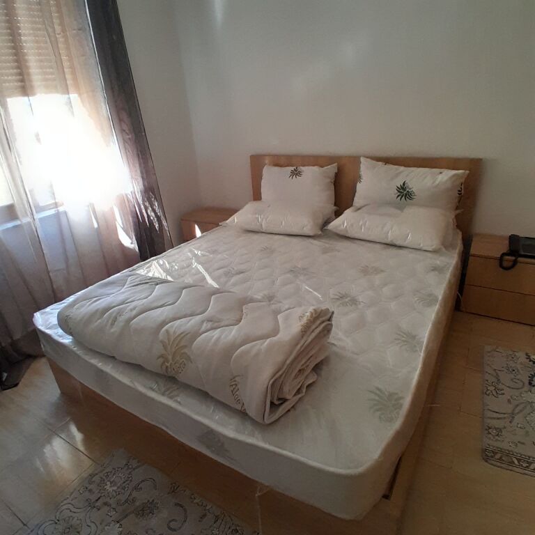 Jepet me qera nga pronari pa komision agjensie Apt 1+1+Aneks+Ballkon Kati 2, 45,000 ALL (fatura e ujit e perfshire ne qera)
